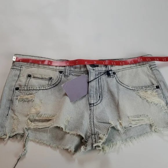 Carmar Denim Shorts Women’s 26 NWT Pinstriped Distressed Raw Hem Jean - Picture 8 of 8